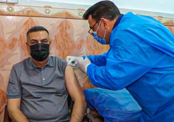 محافظ البصرة يتلقى اللقاح المضاد لكورونا ويؤكد إنها رسالة لكلِ المواطنين