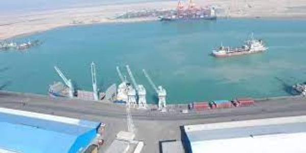 النقل  ميناء ابو فلوس التجاري يستقبل عدداً من الجنائب محملة بمادة الكلنكر