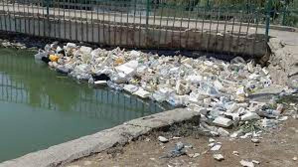 الموارد_المائية: تستنكر رمي النفايات داخل نهر “سارية” في بعقوبة..