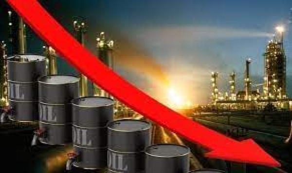 أسعار النفط تواصل الانخفاضات الحادة لأسباب بينها الدولار