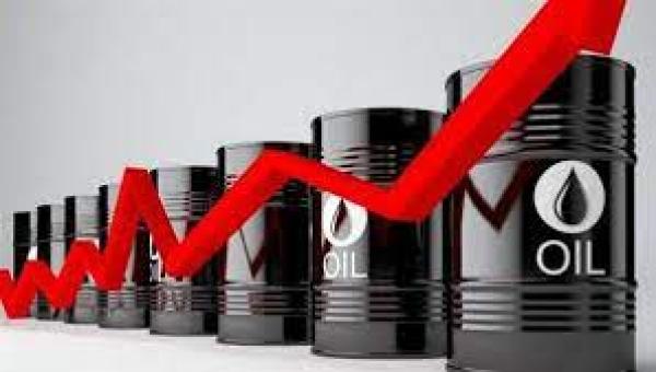 اسعار النفط تستمر بالارتفاع في ظل شح المعروض وزيادة الطلب