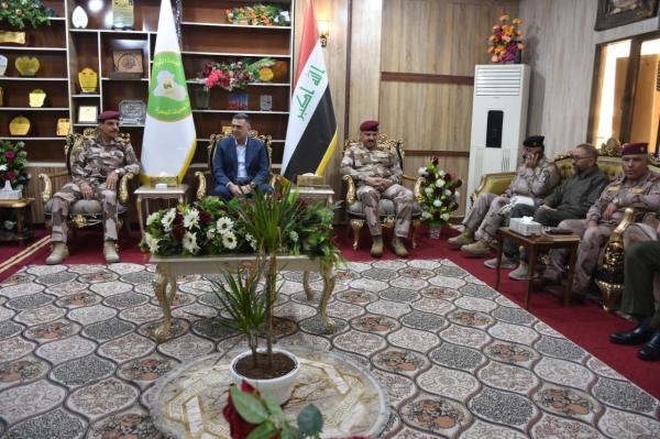 محافظ البصرة اسعد العيداني يناقش مع رئيس أركان الجيش عبد الأمير يار الله والقيادات الأمنية اخر التطورات الأمنية في المحافظة.