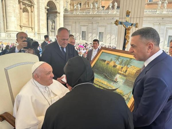 بالصور…محافظ البصرة يهدي قداسة البابا فرنسيس لوحة عن اهوار العراق