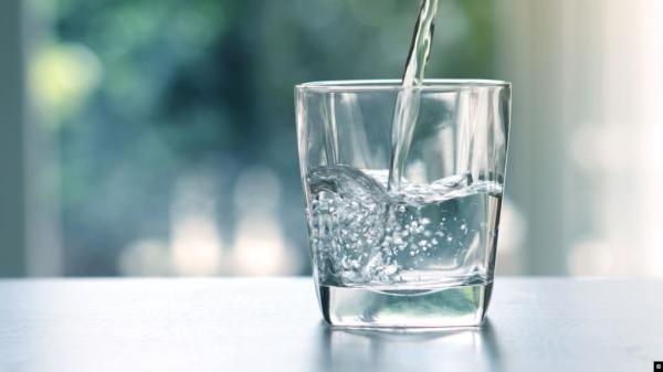 تقرير.. شرب المياه بكثرة قد يكون مضرا