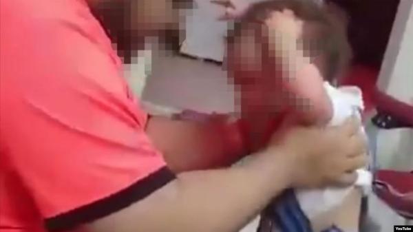 السعودية.. القبض على أب ظهر في فيديو وهو يعذب طفلته