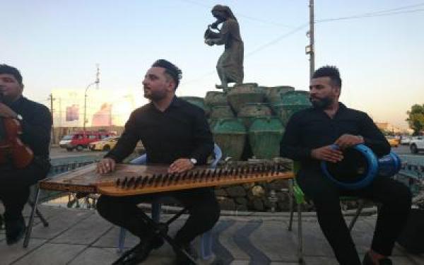 الفنون الموسيقية تحيي ليالي بغداد غناءً في الاماكن العامة