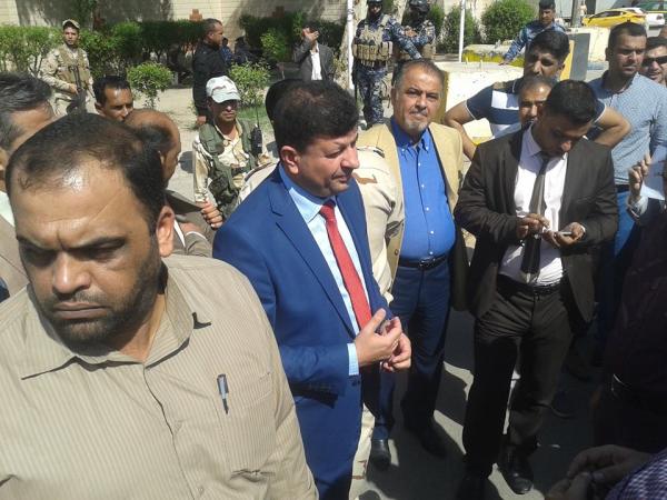 مدير مكتب المحافظ يلتقي اساتذة الكليات المتظاهرين امام مبنى المحافظة