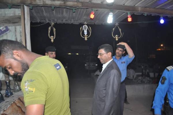 السيد طالب الحصونة خلال جولة ليلية في ناحية سفوان برفقة الاجهزة الامنية لمتابعة المقاهي الشعبية