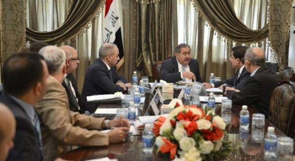 العراق يبحث بناء مجمعات للنازحين