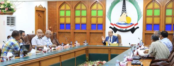 محافظ البصرة يعقد اجتماعاً مع لجنة الانارة والتشجير في المحافظة