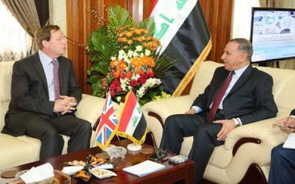 وزير الدفاع يبحث مع السفير البريطاني سبل دعم بلاده للعراق في حربه على الارهاب