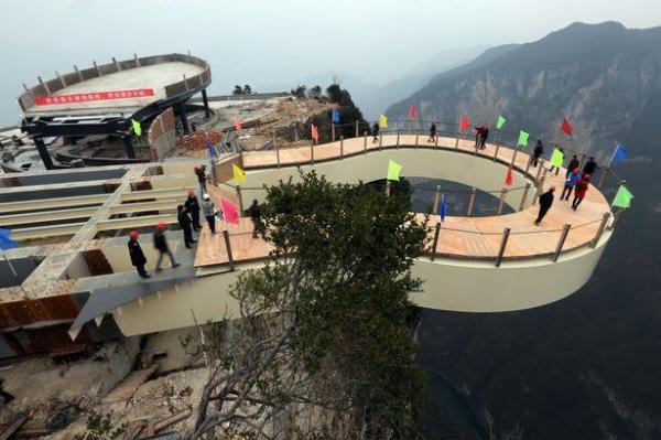 تشييد ممشى على ارتفاع 2355 قدمًا في الصين