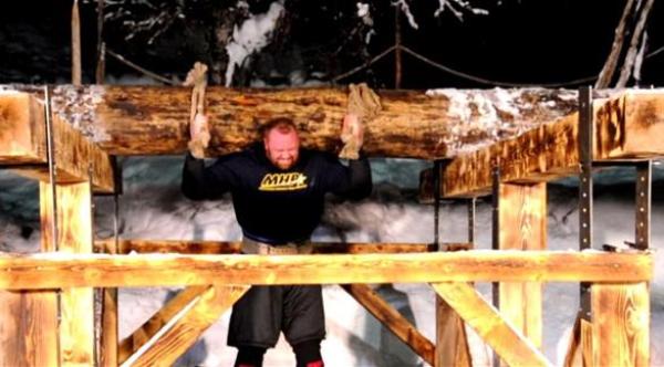رجل يرفع شجرة وزنها 635 كيلوغراماً