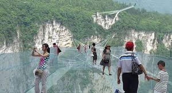 أعلى وأطول جسر زجاجي في العالم في الصين