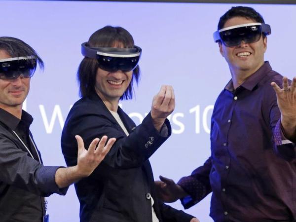 ناديلا يصف HoloLens بـ"حاسوب المستقبل"